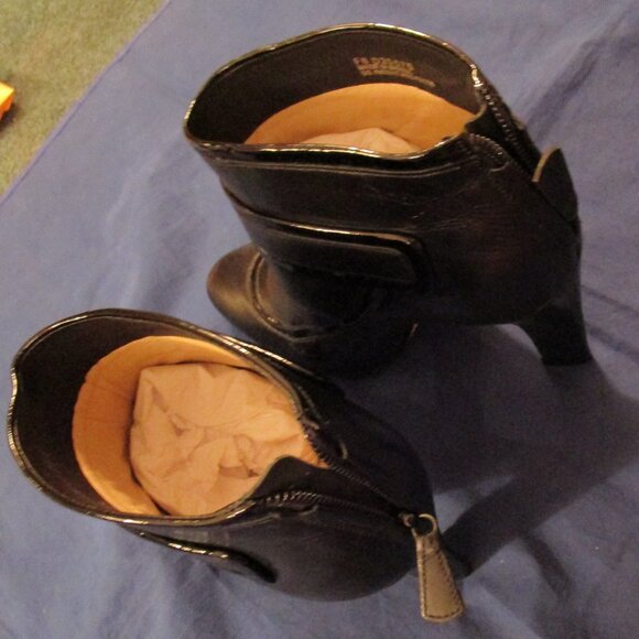 COLE HAAN WOMAN'S BLACK ANKLE BOOTS-SIZE 8.5 - Picture 2 of 15